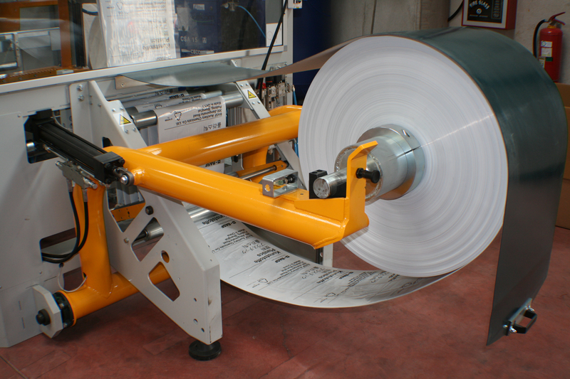 Dettaglio dello svolgitore tubolare con il quale si possono realizzare sacchi da 300 a 450 mm di larghezza e da 450 a 850 mm di lunghezza